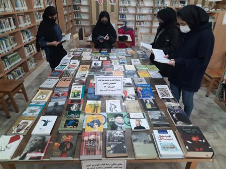 بخش فرهنگی _ اهدای کتاب به کتابخانه