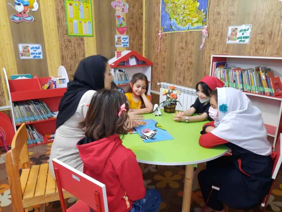قصه گویی بخش کودک توسط خانم قربانی